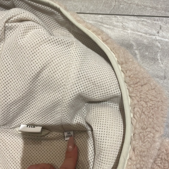 Size xs tna Sherpa hooded jacket. Lined for extra warmth . Never really worn. - Picture 6 of 7